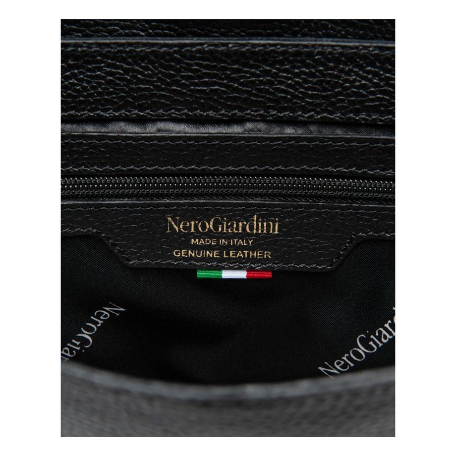 Nero Giardini Satteltasche mit genarbtem Leder und Schnalle  