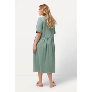 Ulla Popken  Robe midi en jersey, décolleté rond et manches courtes. Silhouette en A évasée. 