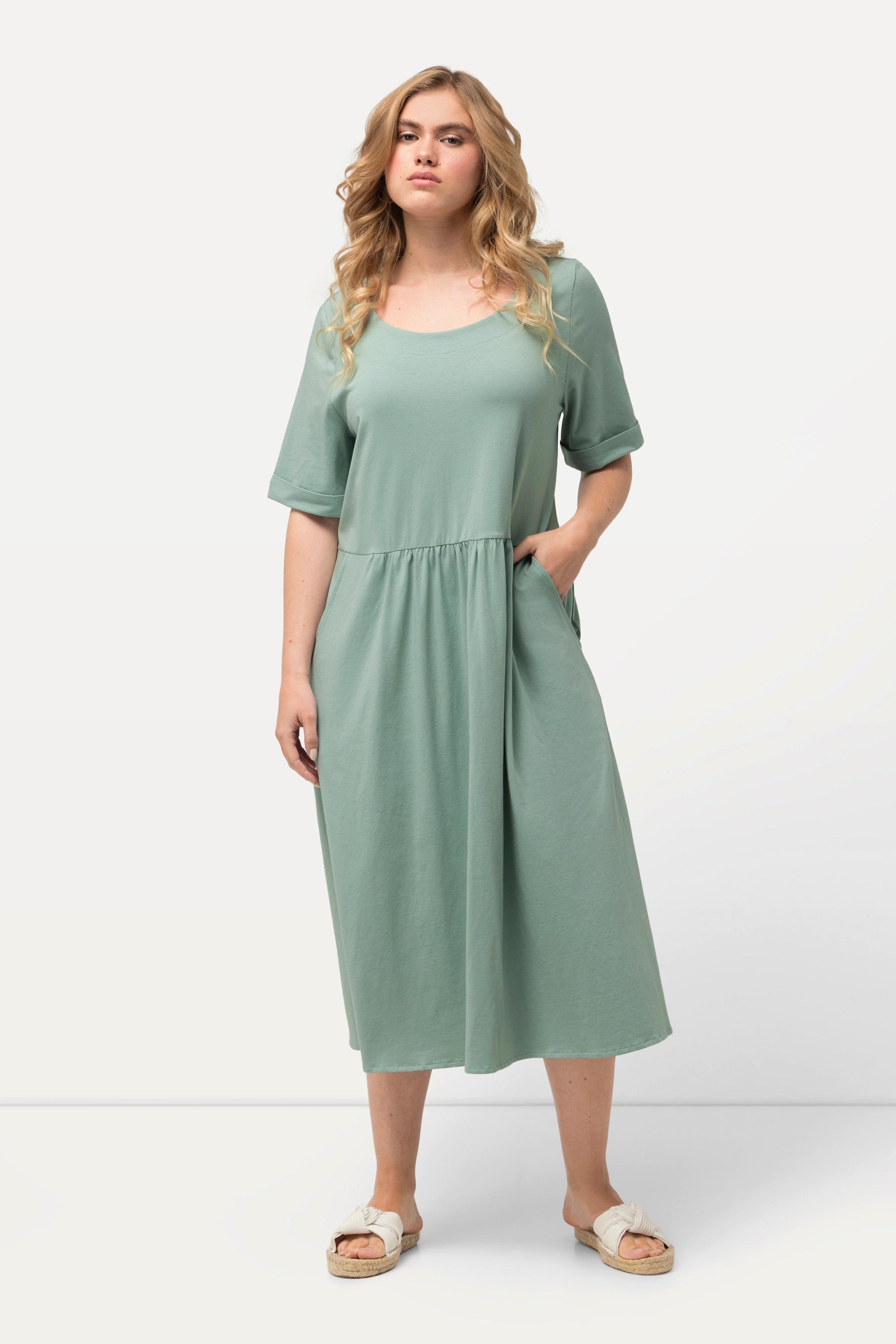 Ulla Popken  Robe midi en jersey, décolleté rond et manches courtes. Silhouette en A évasée. 