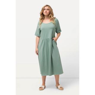 Ulla Popken  Robe midi en jersey, décolleté rond et manches courtes. Silhouette en A évasée. 