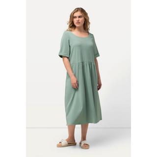 Ulla Popken  Robe midi en jersey, décolleté rond et manches courtes. Silhouette en A évasée. 