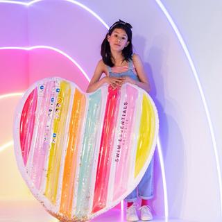 Swim Essentials  Luftmatratze Herz Rainbow 