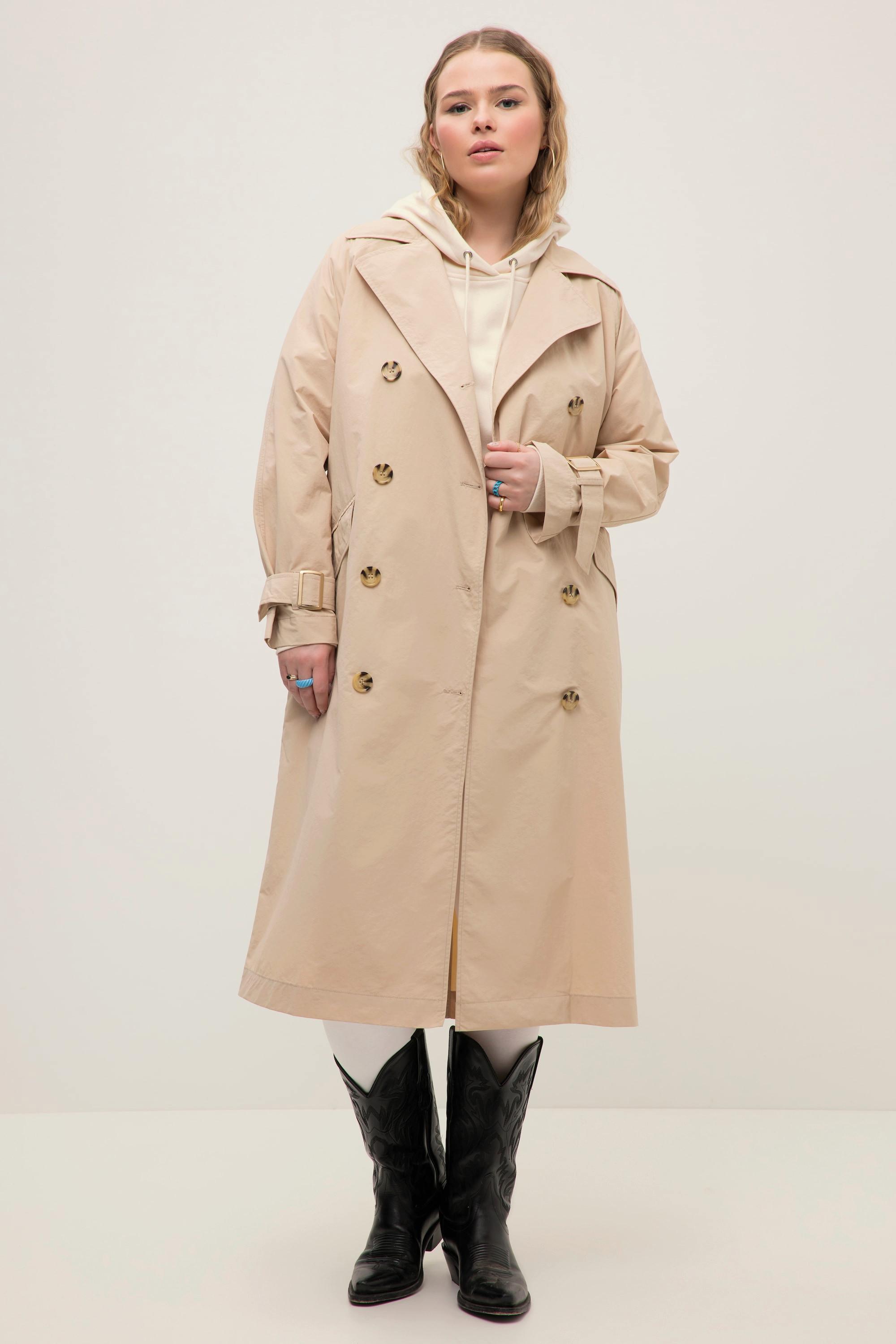 Studio Untold  Trench-coat oversized. Col à revers et ceinture à nouer. 