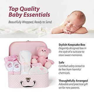 Activity-board  Coffret cadeau bébé - cadeau emballé main pour naissance fille - coffret cadeau bébé avec valise, ours en peluche, chaussons bébé tricotés, bavoir, bonnet, couche en gaze et étiquette à accrocher 