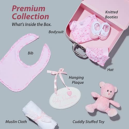 Activity-board  Coffret cadeau bébé - cadeau emballé main pour naissance fille - coffret cadeau bébé avec valise, ours en peluche, chaussons bébé tricotés, bavoir, bonnet, couche en gaze et étiquette à accrocher 