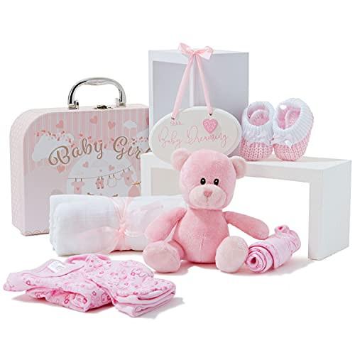 Activity-board  Coffret cadeau bébé - cadeau emballé main pour naissance fille - coffret cadeau bébé avec valise, ours en peluche, chaussons bébé tricotés, bavoir, bonnet, couche en gaze et étiquette à accrocher 