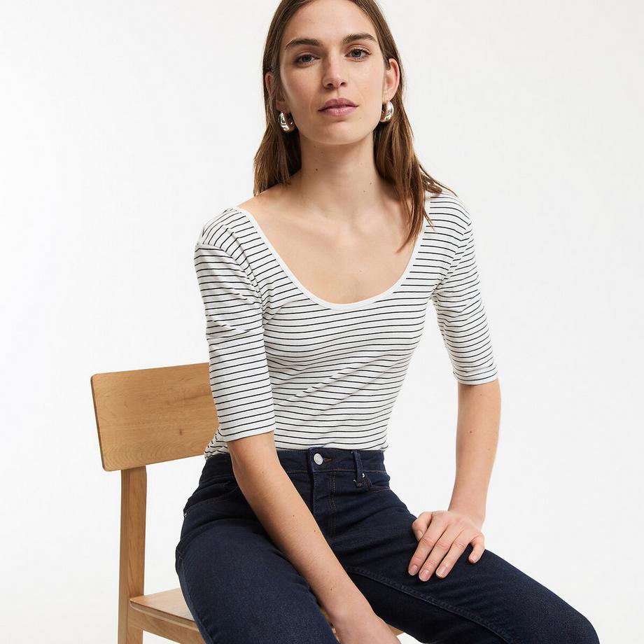 Gestreiftes T-Shirt mit U-Ausschnitt