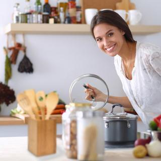 B2X Utensile da cucina in bambù 5 parti con supporto  