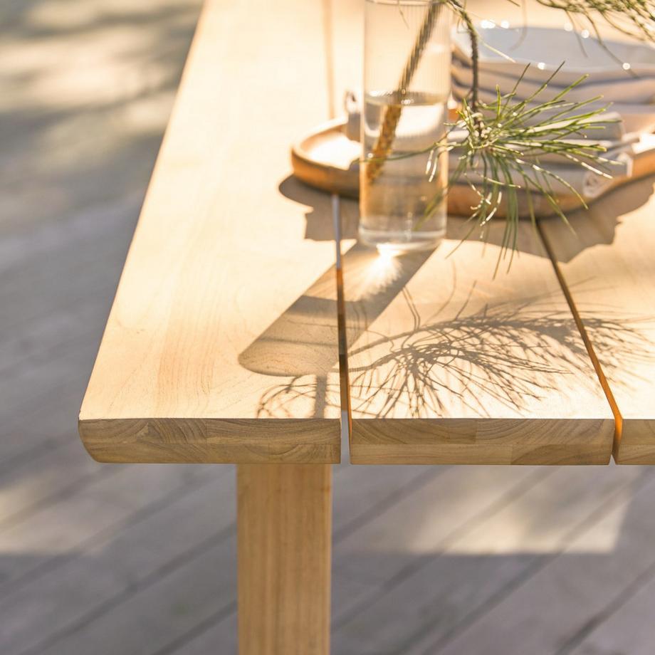 Tikamoon Gartentisch Noah aus massivem Teakholz  