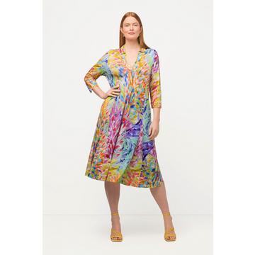 Robe midi slinky. Décolleté en V, col chemise. Manches 3/4.