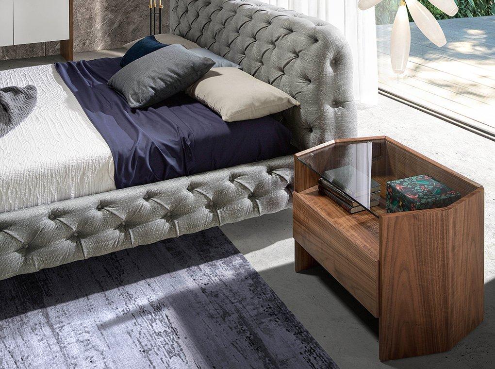 ANGEL CERDA Table de chevet en noyer avec plateau en verre trempé  