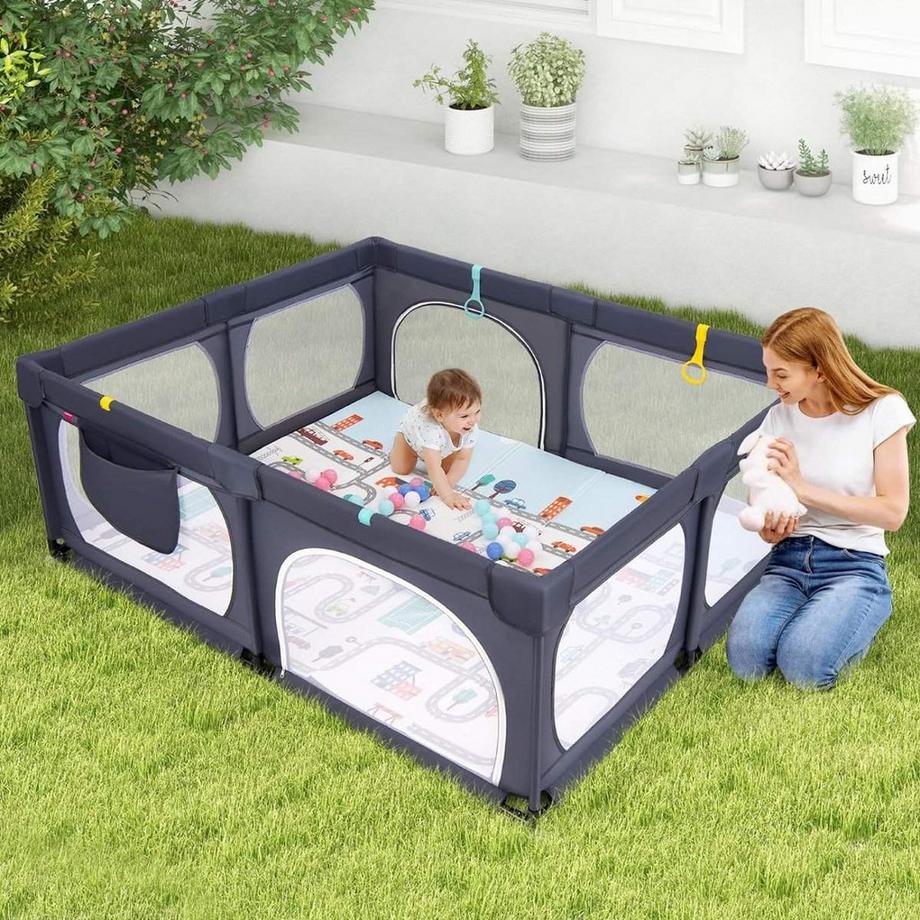 Northix  Parc bébé avec matelas, 50 balles de jeu, 4 anneaux de traction et 4 portes zippées gris foncé 
