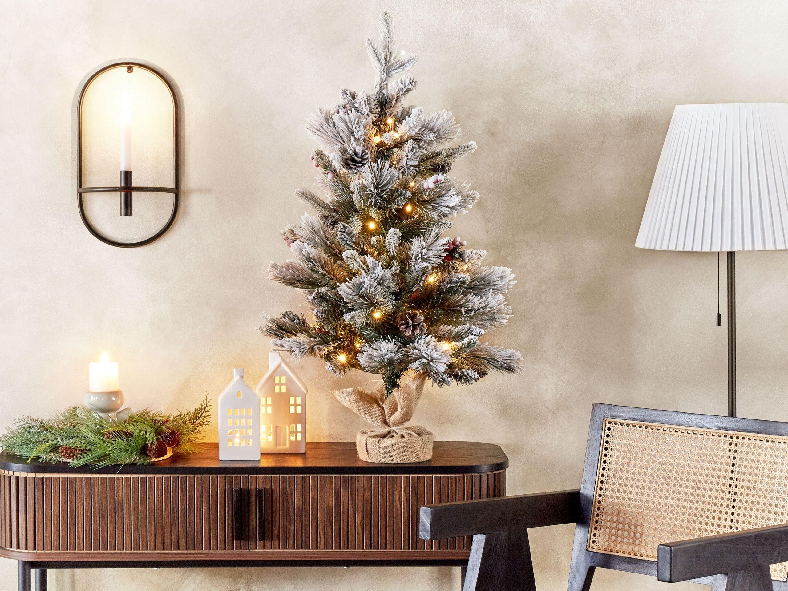 Beliani Künstlicher Weihnachtsbaum mit Schnee aus Kunststoff MALIGNE  