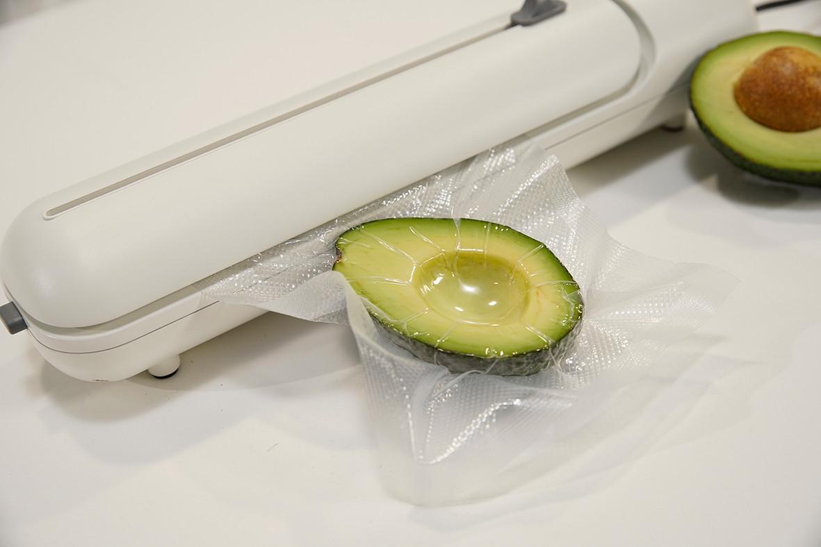 STARLYF Vacuum Sealer - Kit complet, machine sous vide pour aliments, 140 watts, largeur du rouleau 20 cm, incluant 20 sacs, 2 rouleaux de mise sous vide et des recettes  