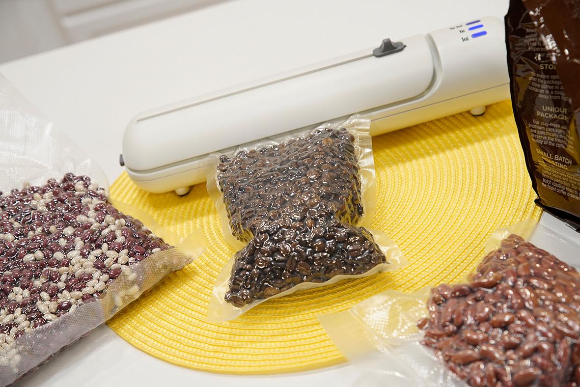 STARLYF Vacuum Sealer - Kit complet, machine sous vide pour aliments, 140 watts, largeur du rouleau 20 cm, incluant 20 sacs, 2 rouleaux de mise sous vide et des recettes  