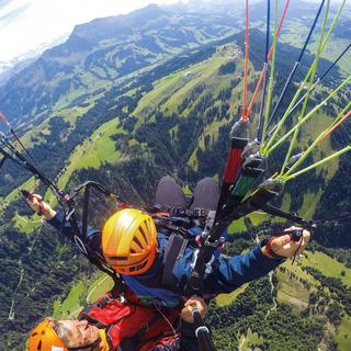 Smartbox  Émotions en haute altitude : 1 journée de vol en parapente en tandem - Coffret Cadeau 