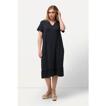 Robe midi en jersey, avec col tunisien et manches courtes. Silhouette en A évasée.