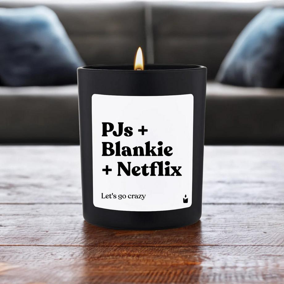 CandleHand Duftkerze Woody PJs + Blankie + Netflix. Let's go crazy  