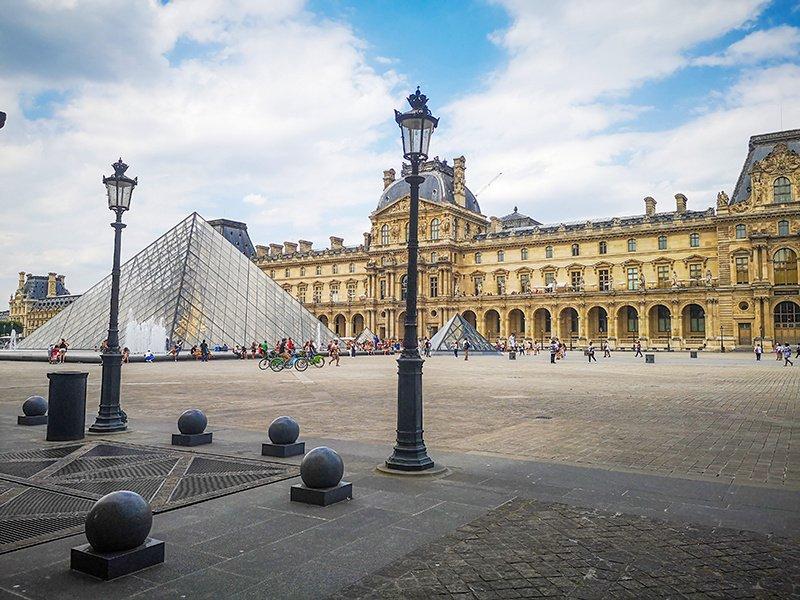 Smartbox  Visite guidée combinée de la tour Eiffel et du Louvre avec croisière sur la Seine - Coffret Cadeau 