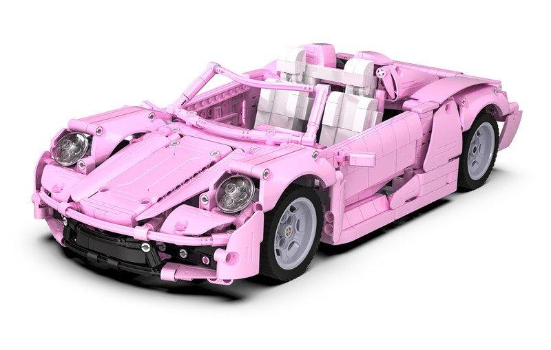 Image of Technische Daten: Anzahl Teile: 1176 Maßstab: 1:12 Abmessungen: 370x100x170mm Altersgruppe: 8+ Lieferumfang: • 1x Pink Holiday Bausatz (1176 Teile) • 1x Bauanleitung Anzahl Teile : 1176