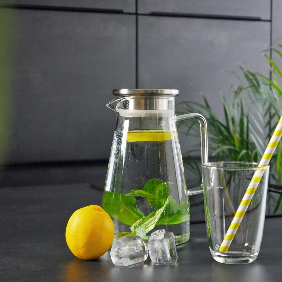 Intirilife Intirilife 1,5l Caraffa in CHIARO - Brocca con coperchio in vetro borosilicato con manico e filtro estraibile adatta per bevande calde e fredde - acqua caffè ghiaccio tè ecc.  