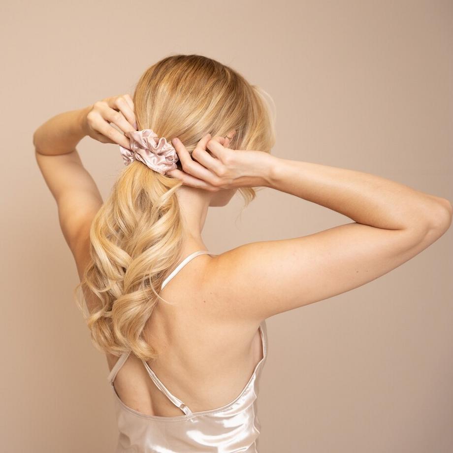 VBEAUTY  Premium Seiden Scrunchie - Silber 