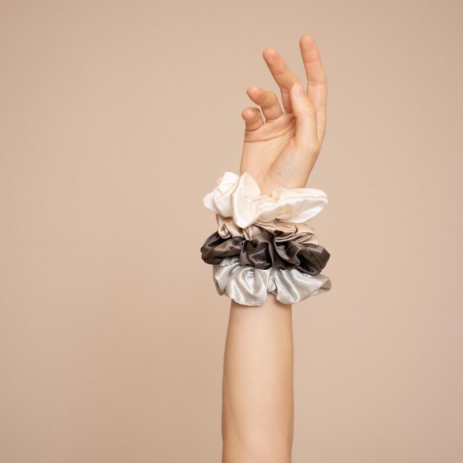 VBEAUTY  Premium Seiden Scrunchie - Silber 