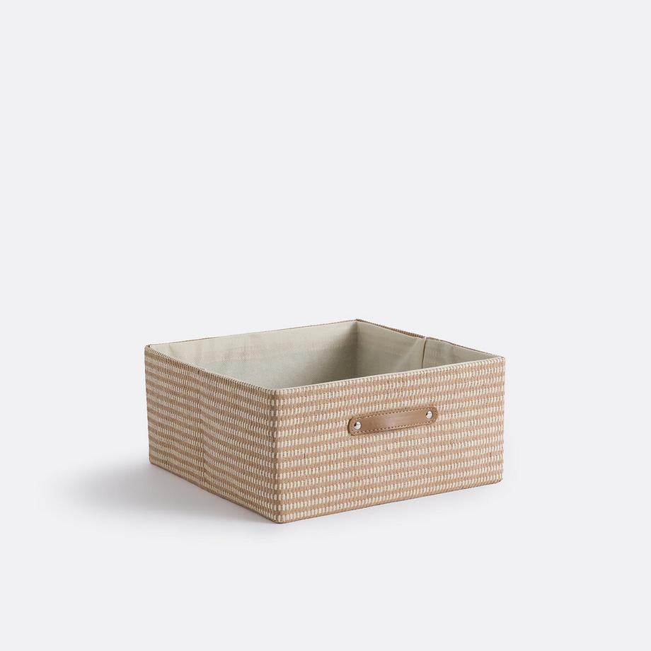 Würfelförmiger Korb aus geflochtenem Papier