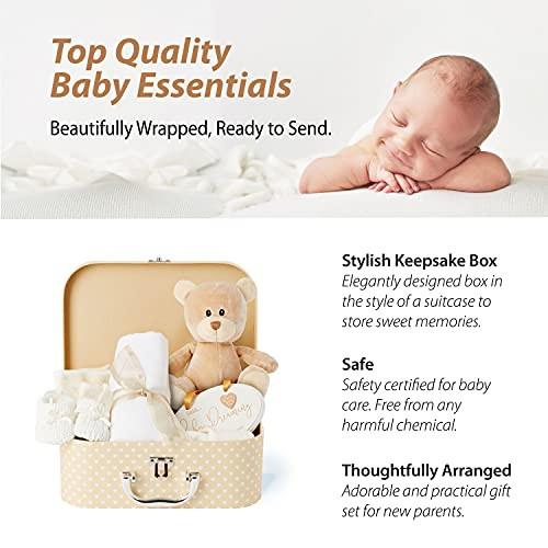 Activity-board  Coffret cadeau bébé nouveau-né - cadeau bébé unisexe emballé à la main - coffret cadeau bébé avec valise, ours en peluche, chaussures bébé tricotées, bavoir, bonnet, couche en mousseline et étiquette à accrocher 