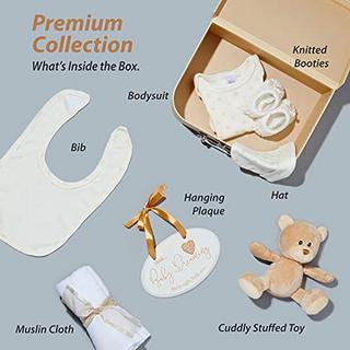 Activity-board  Coffret cadeau bébé nouveau-né - cadeau bébé unisexe emballé à la main - coffret cadeau bébé avec valise, ours en peluche, chaussures bébé tricotées, bavoir, bonnet, couche en mousseline et étiquette à accrocher 