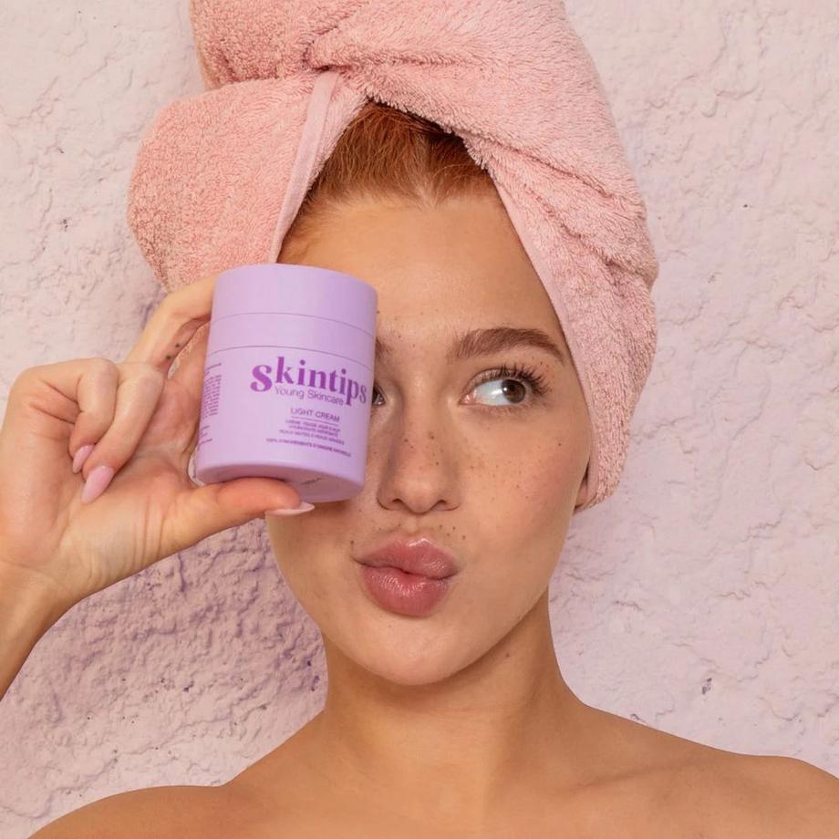 SKINTIPS  LIGHT CREAM Feuchtigkeitsspendende, mattierende Tages und Nachtcreme 