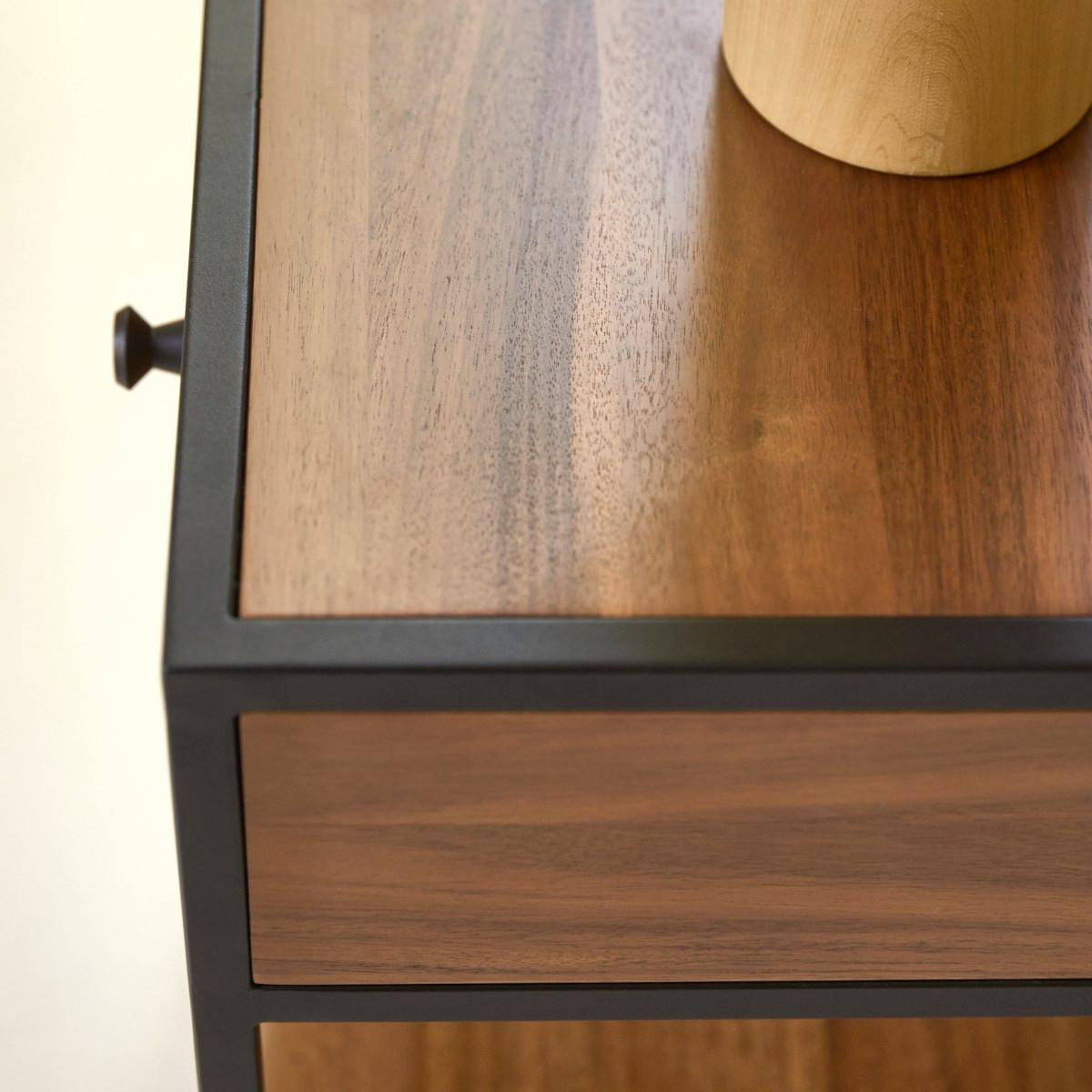 Tikamoon Comodino in legno di acacia massello e metallo Agra  