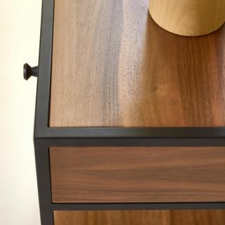 Tikamoon Comodino in legno di acacia massello e metallo Agra  