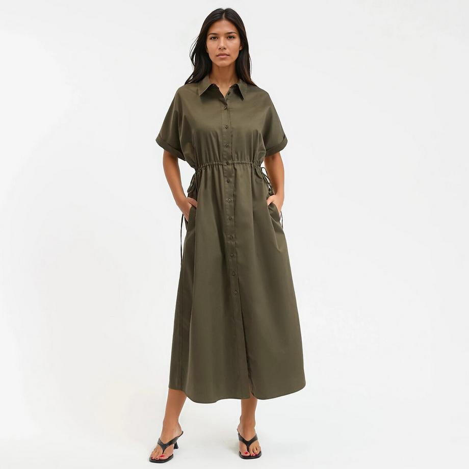 Robe longue resserrée à la taille