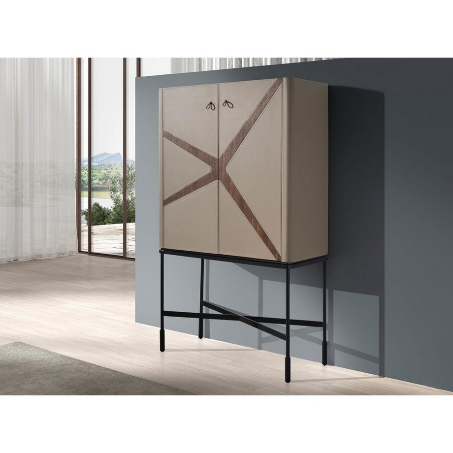 ANGEL CERDA Buffet haut en similicuir, noyer et acier noir  