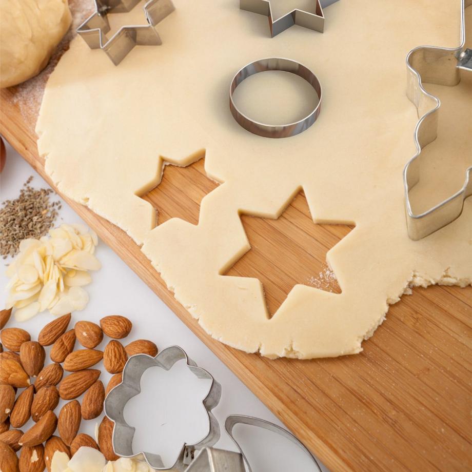 Intirilife Set de 20 pièces en acier inoxydable pour découper les biscuits de différentes formes  