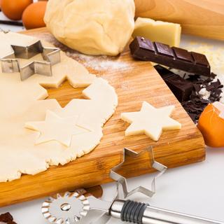 Intirilife Set de 20 pièces en acier inoxydable pour découper les biscuits de différentes formes  