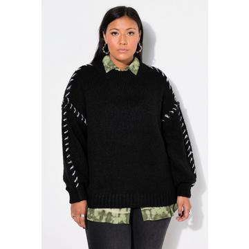 Pull oversize. Manches longues et coutures colorées