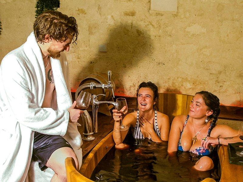 Smartbox  Wine Beer Spa a Bordeaux: bagno nel vino o nella birra con tagliere di formaggi - Cofanetto regalo 