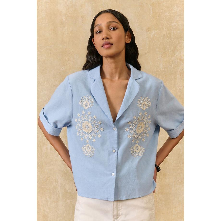 Kurzärmelige Bluse mit Stickereien