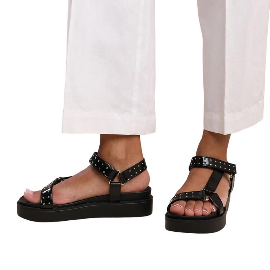 Where's That From Sandales Hawaii Cloutées Cuir Verni  
