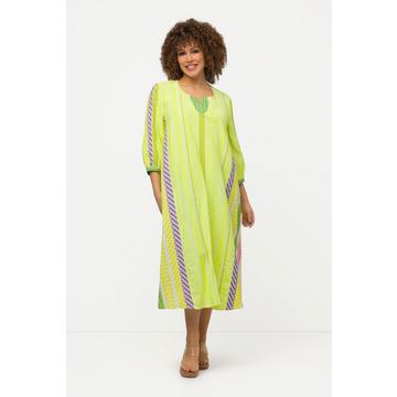 Caftan silhouette en A. Motif ethnique. Col tunisien, manches 3/4.