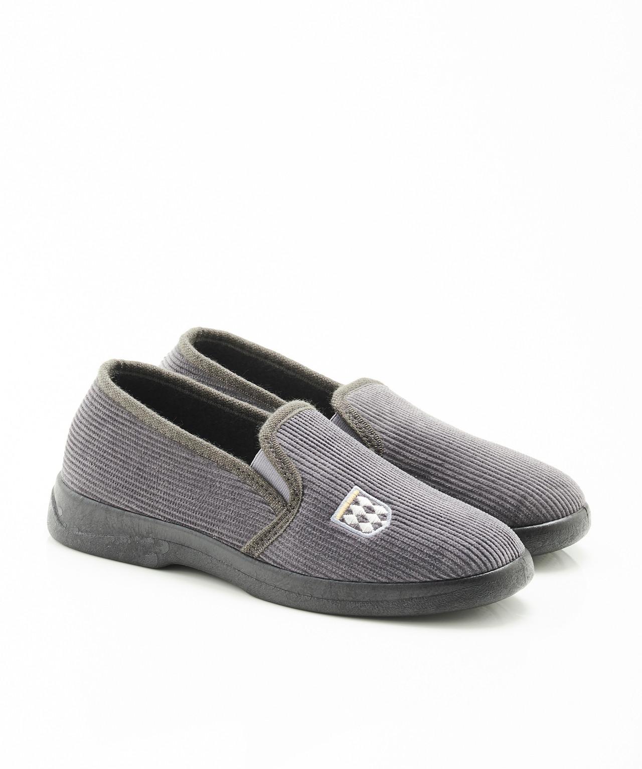 Image of Hausschuh Obermaterial Velours Mit Einem Wappen Verziert. Unisex Grau 43