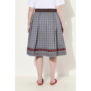 Ulla Popken  Robe s'inspirant des tenues traditionnelles bavaroises, tissu Jacquard et ruban fantaisie. Silhouette en A. 