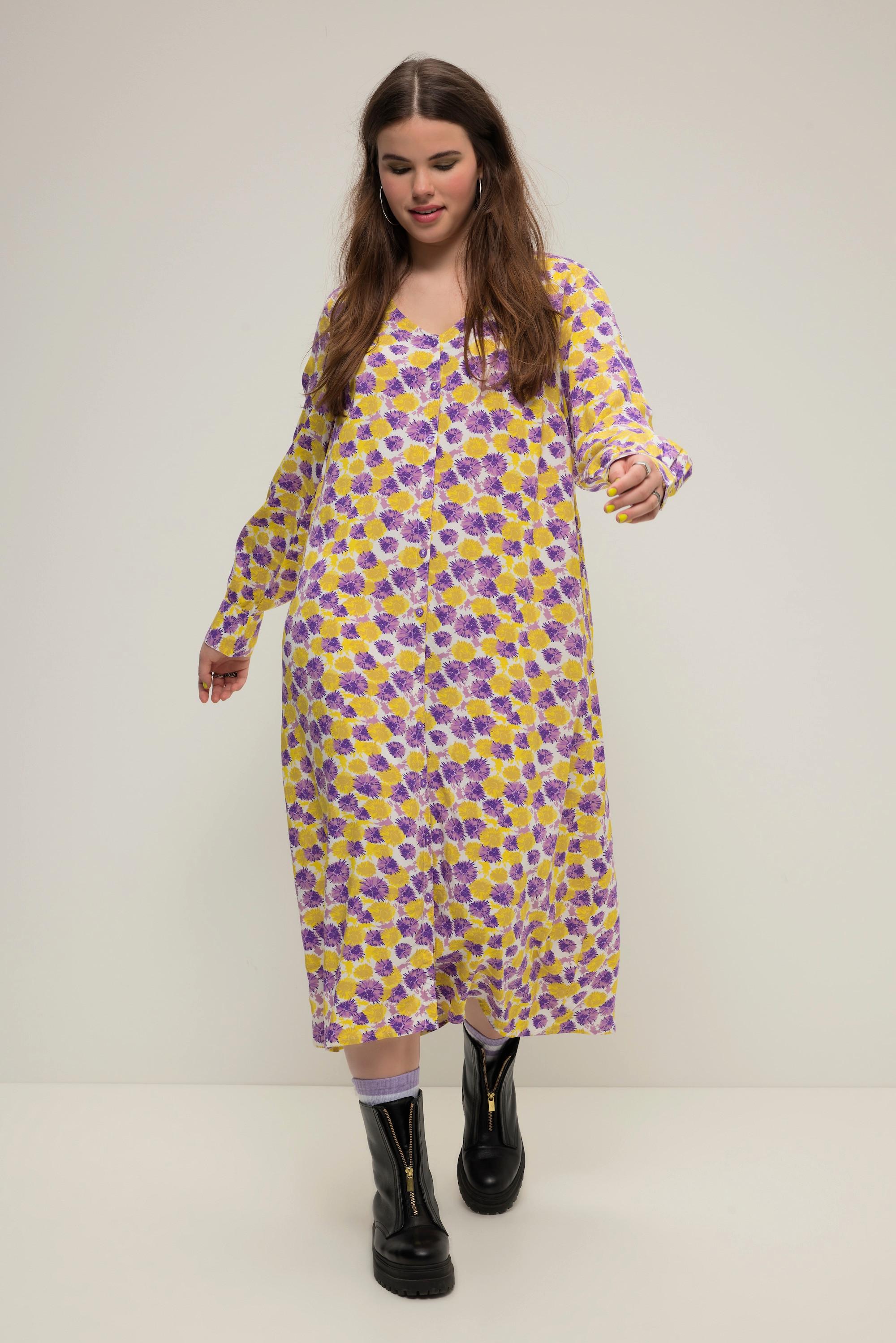 Studio Untold  Robe maxi trapèze à imprimé intégral. Décolleté en V, patte de boutonnage 