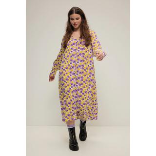 Studio Untold  Robe maxi trapèze à imprimé intégral. Décolleté en V, patte de boutonnage 