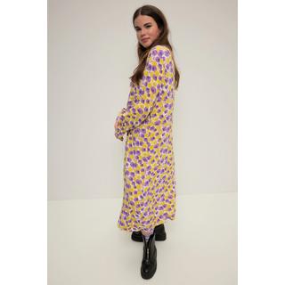 Studio Untold  Robe maxi trapèze à imprimé intégral. Décolleté en V, patte de boutonnage 