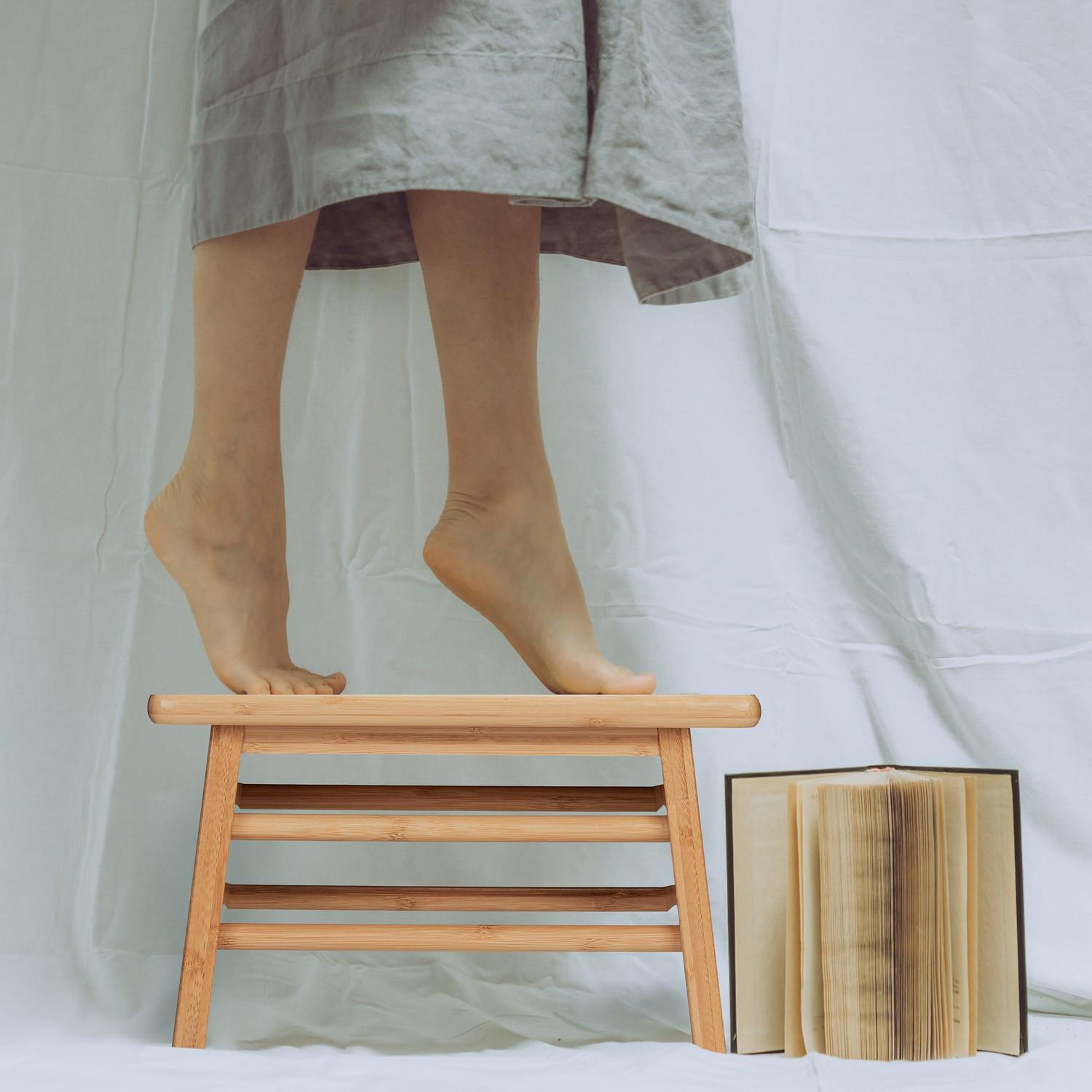 B2X Repose-pieds en bambou avec poignée  