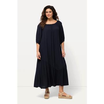 Robe midi à décolleté rond et manches courtes. Base volantée et matière texturée