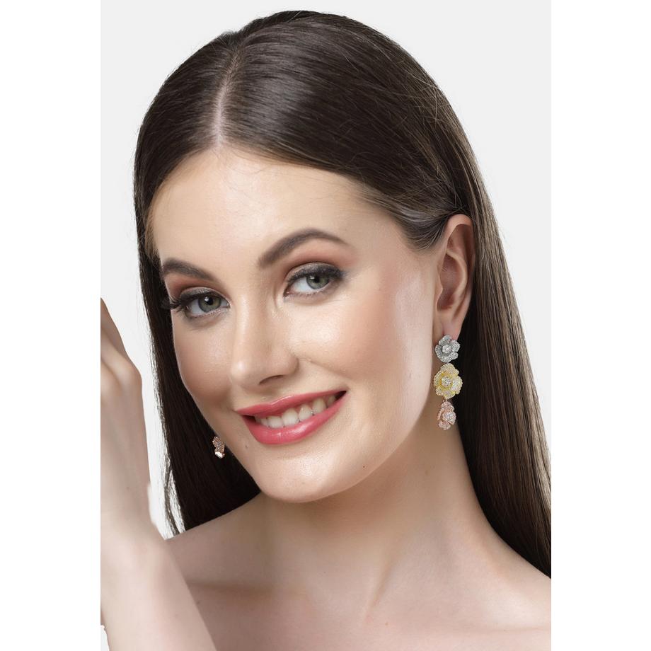 AVANT-GARDE PARIS  Collection Diva Boucles d'oreilles pendantes triple fleur en zirconia 